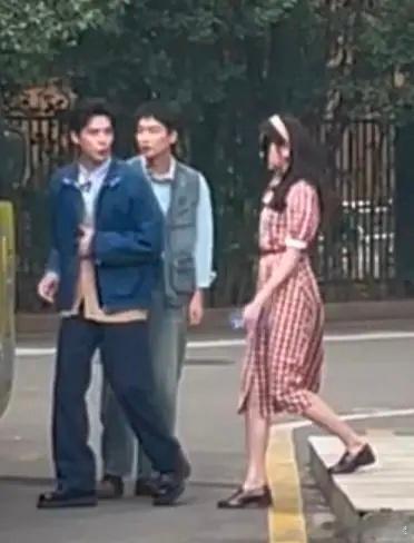本来没觉得关晓彤身材好，虞书欣和她站在一起就能感觉出来了[苦涩] ​​​