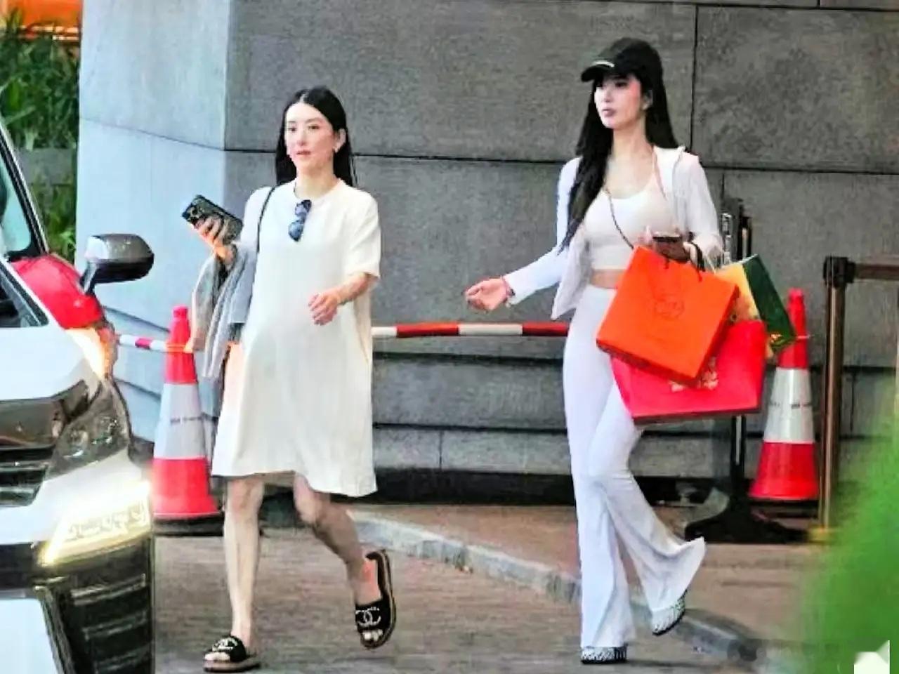 郭富城老婆方媛孕晚期和孙雨逛街，这个孙雨就是by2组合的妹妹！没想到方媛和她关系