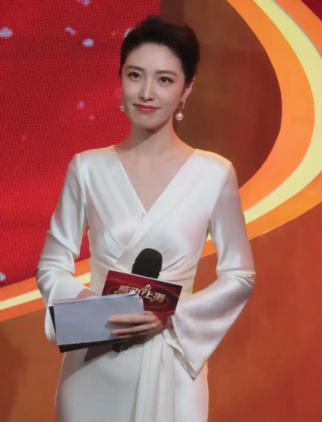 都说何卿长了一张“国泰民安”的脸。这话不假，看东方卫视新闻，她往那一坐，沉稳大气