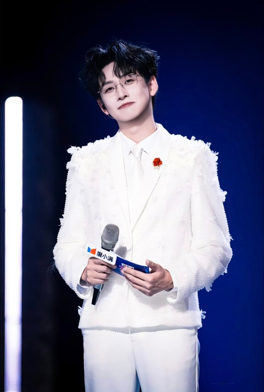 齐思钧帮孙怡公布淘汰结果赛制残酷，让队长念淘汰票数。幸好齐思钧一个眼神读懂孙怡的