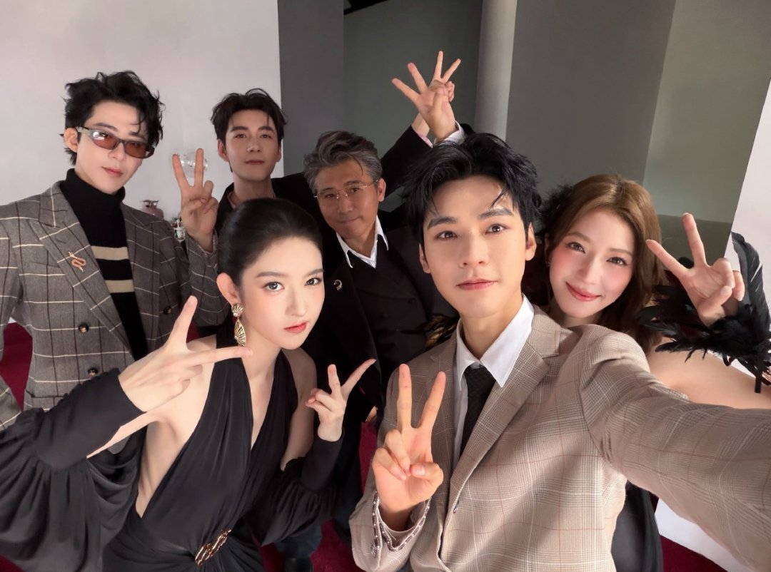 王玉雯分享了一组《地球超新鲜》合影～ 