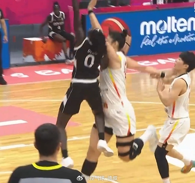 李月汝替补登场不到三分钟就吃到三次犯规，被迫提前下场，这对中国女篮的内线轮转来说