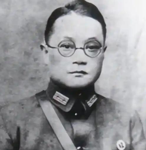 1949年，国军上将潘文华推开书房门，发现最宠的姨太太正守着密码本，往南京发电报