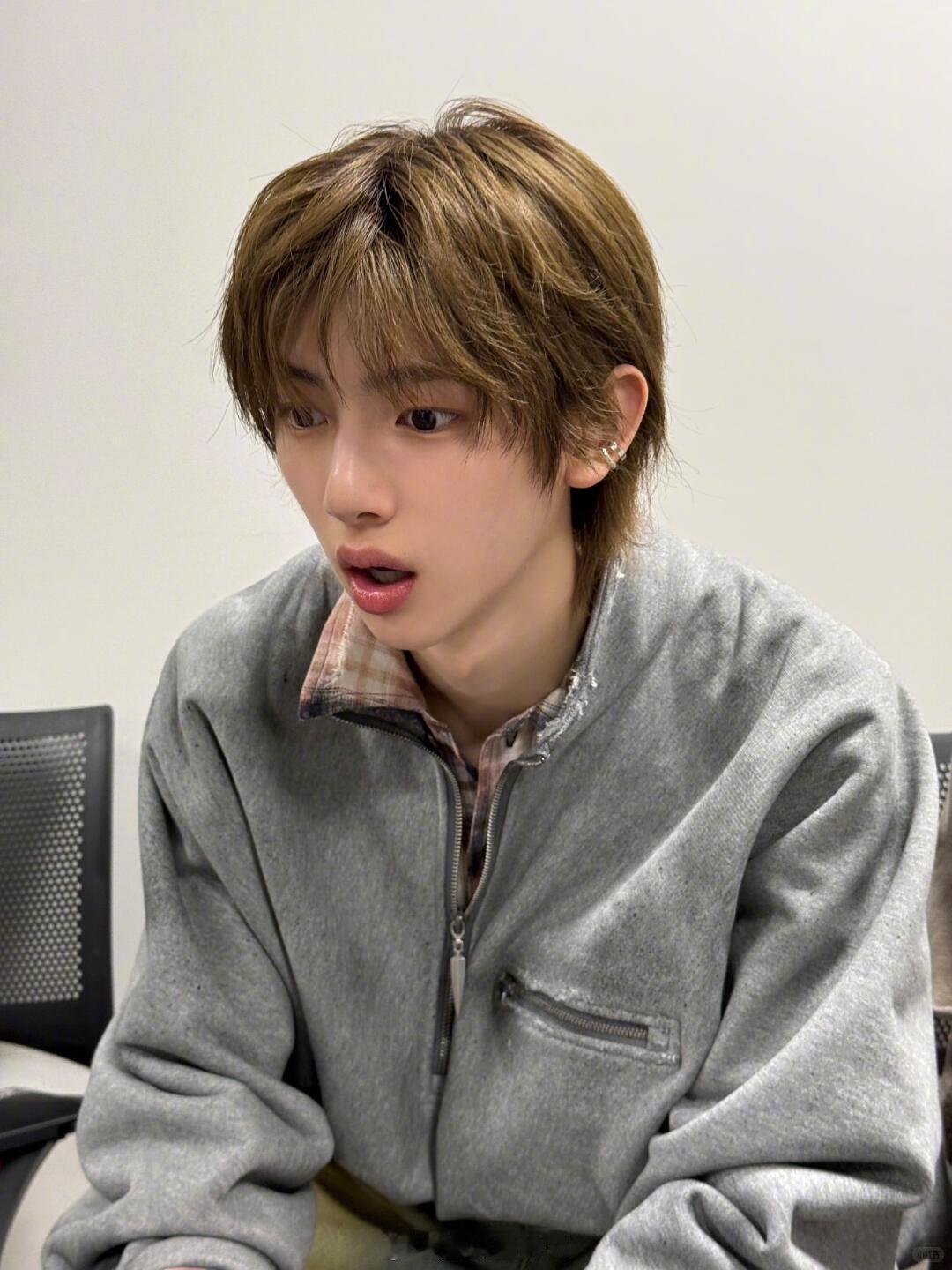 求鞋底善待金主训 就算鞋底频频开胶，也丝毫不影响颜值，五官精致气场在线，就算状况