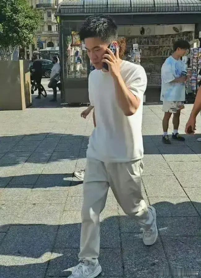 常夸华为的人，却手持苹果。或许各有考量，品牌选择背后，是多元需求与个人偏好交织的
