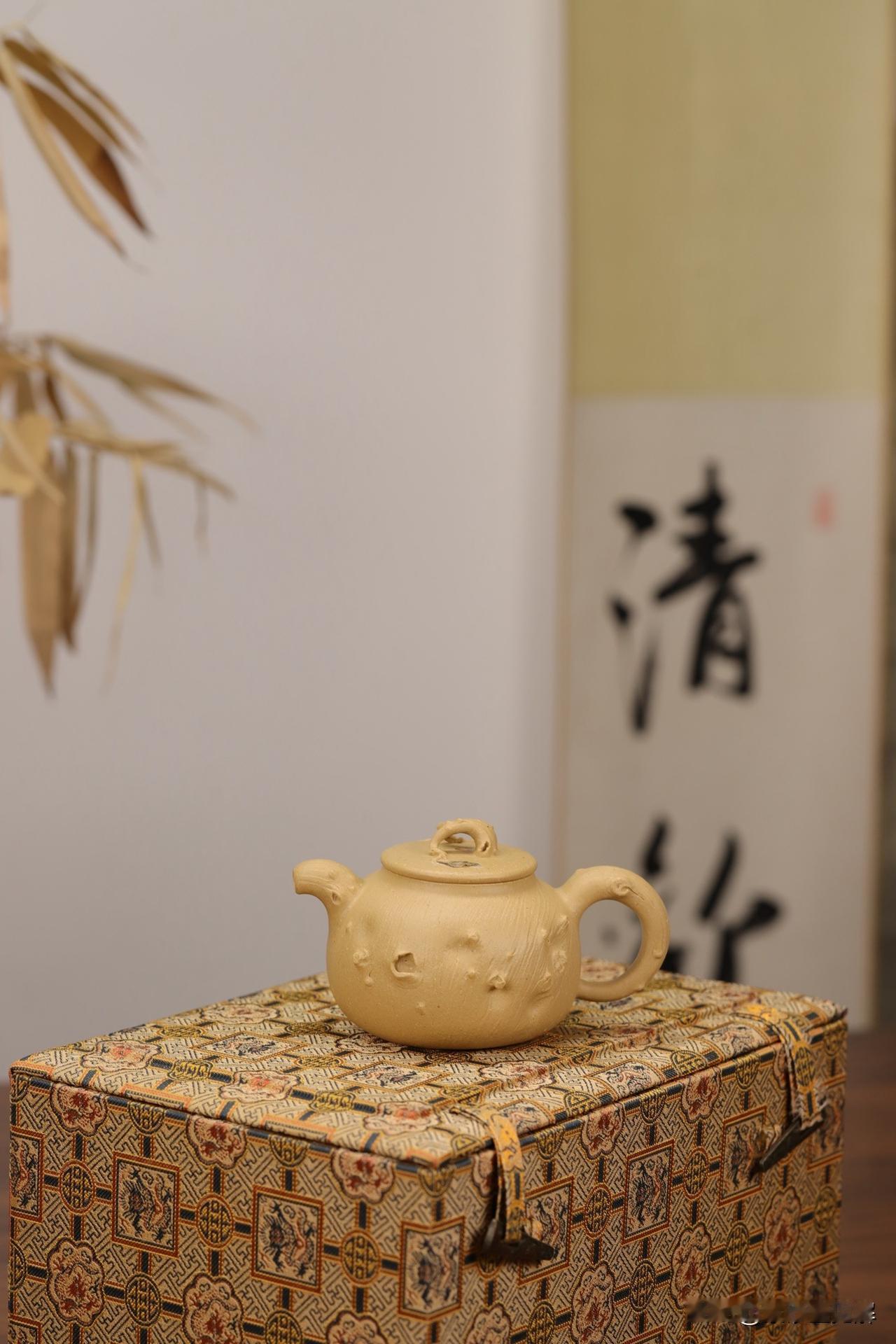 供春 | 全手工
原矿梨皮本绿丨容量180cc 
以奇崛造物之姿，融残缺与天然于