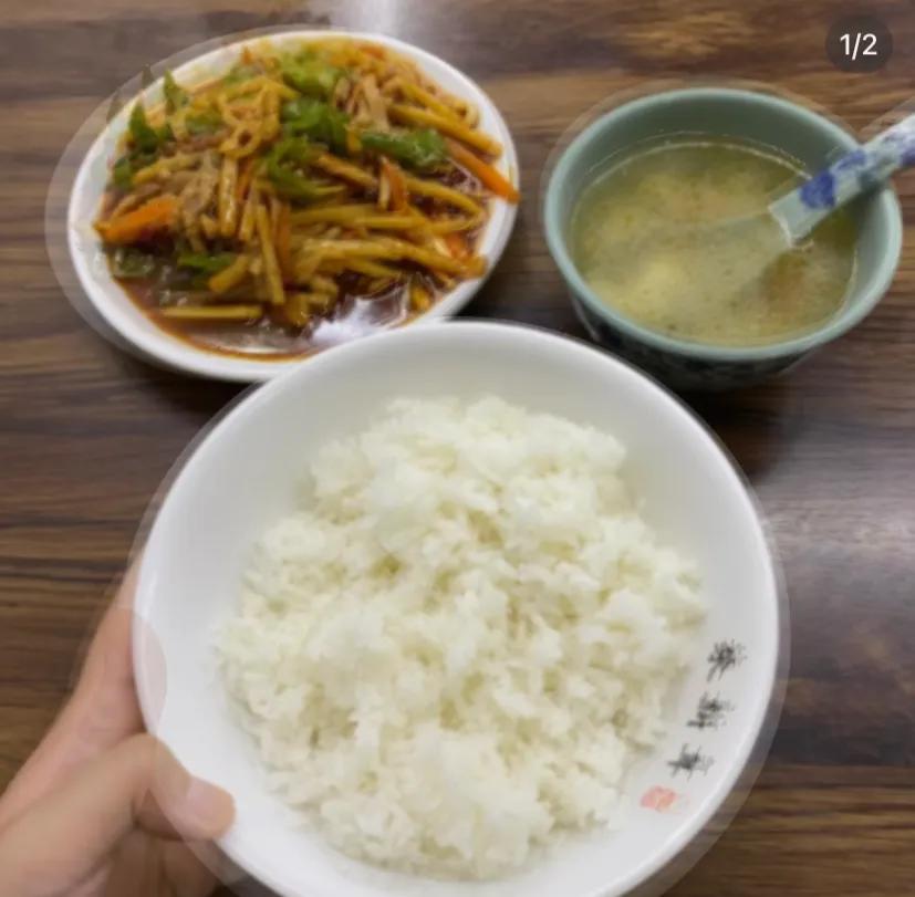 无聊的坚持系列。这是第224顿。
朱新年15块的鱼香肉丝饭。
苏州的面店、点心店