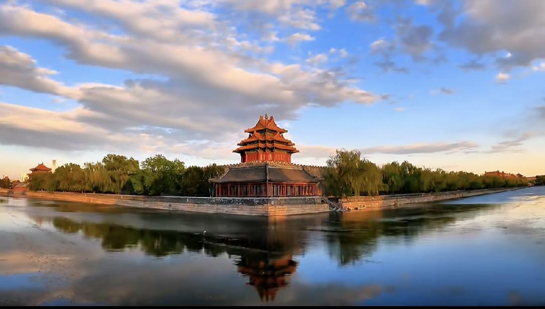 今日故宫角楼
今日的故宫角楼，阳光明媚让您感到温而不烦躁，蓝天下的白云在浮动倒影