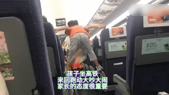 高铁上的一场小冲突，却揪紧了大家的心。
 
12月20日，从深圳开往南京南的G2