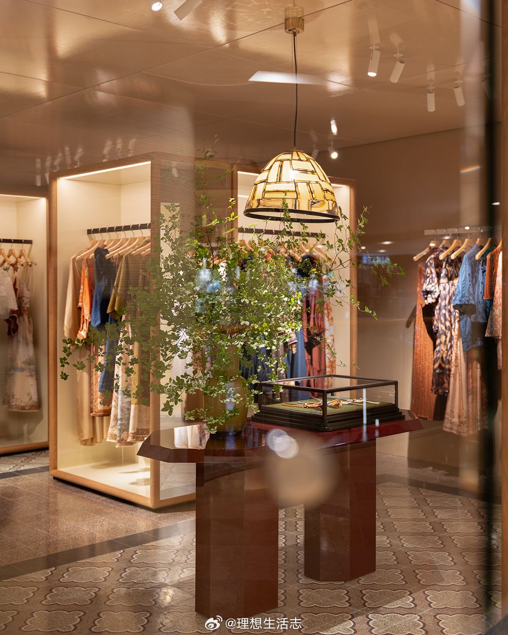 澳大利亚奢侈品牌 ZIMMERMANN 欣然宣布，其香港首家精品店现已正式启幕。