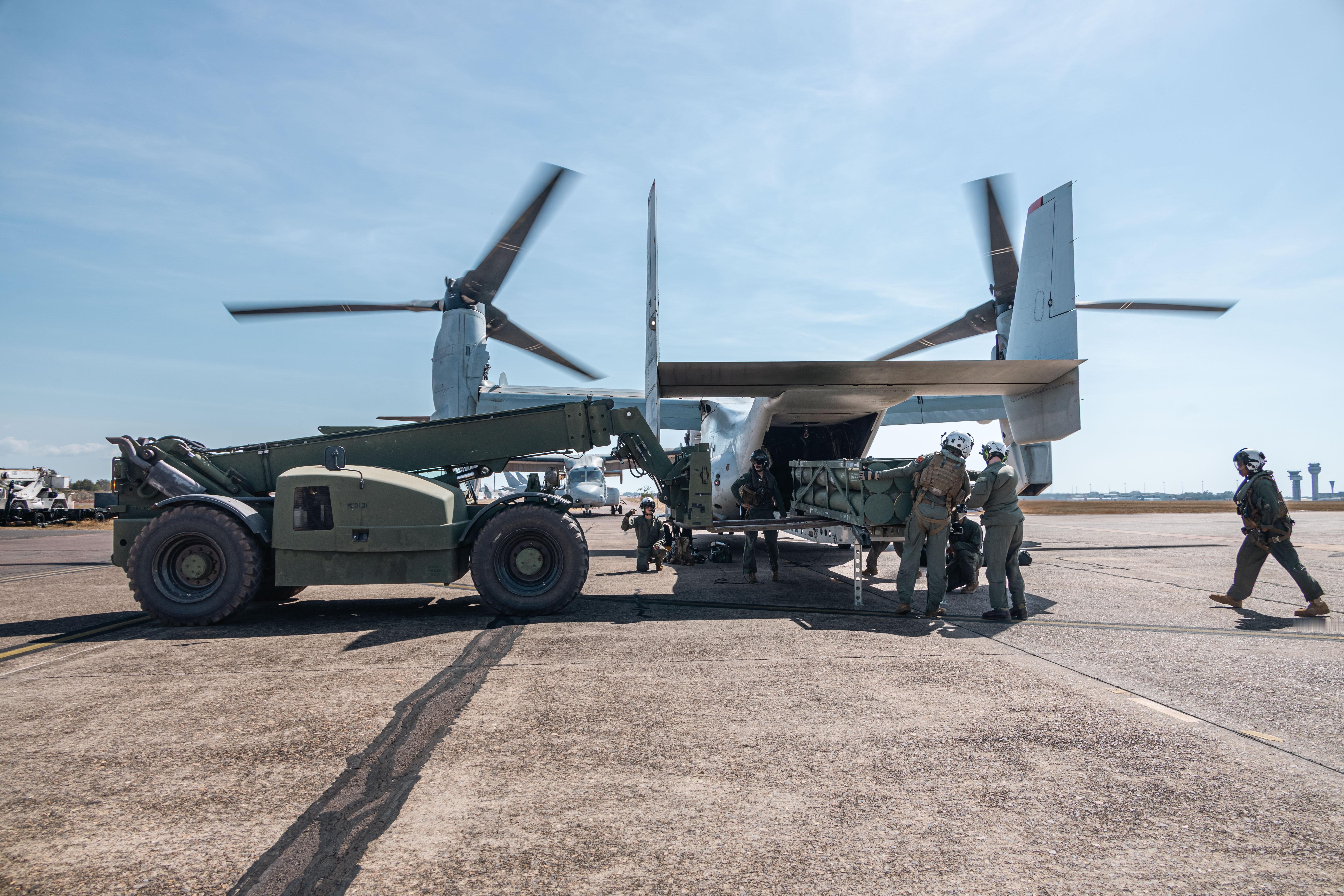 每天认识一件兵器 两条MV-22新闻：远程奔袭3500到菲律宾；三等人学习操作M