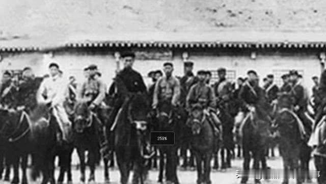 哪些军阀当过土匪典型的是张作霖，他的知名度高。最早是做马匪的，后来被清政府招安