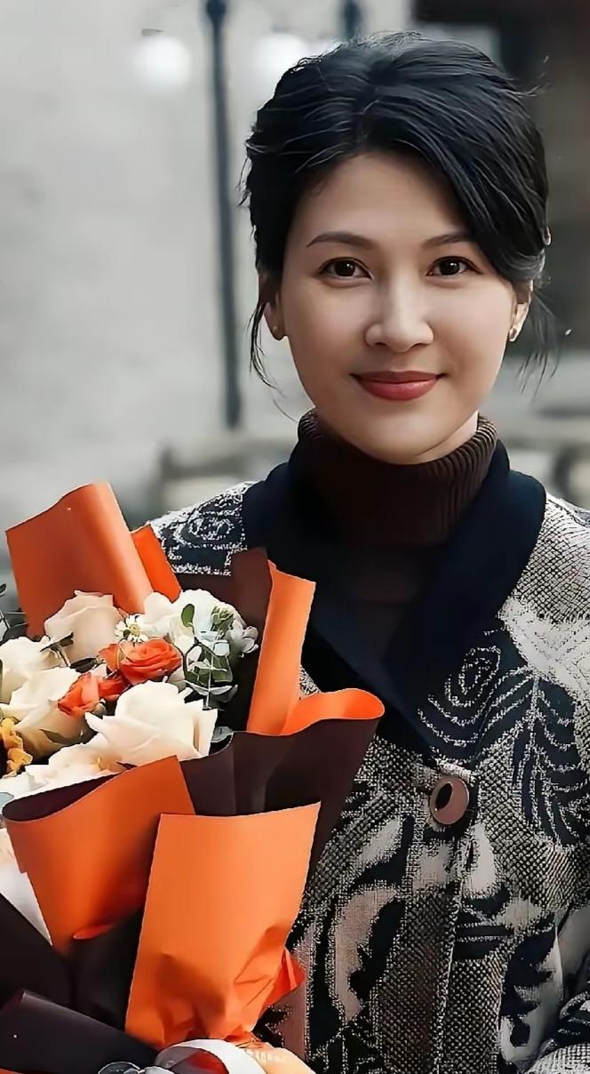 追剧《冬去春来》又看到童蕾了！在刚刚收官的《我的山与海》，她饰演方校长，虽然没有