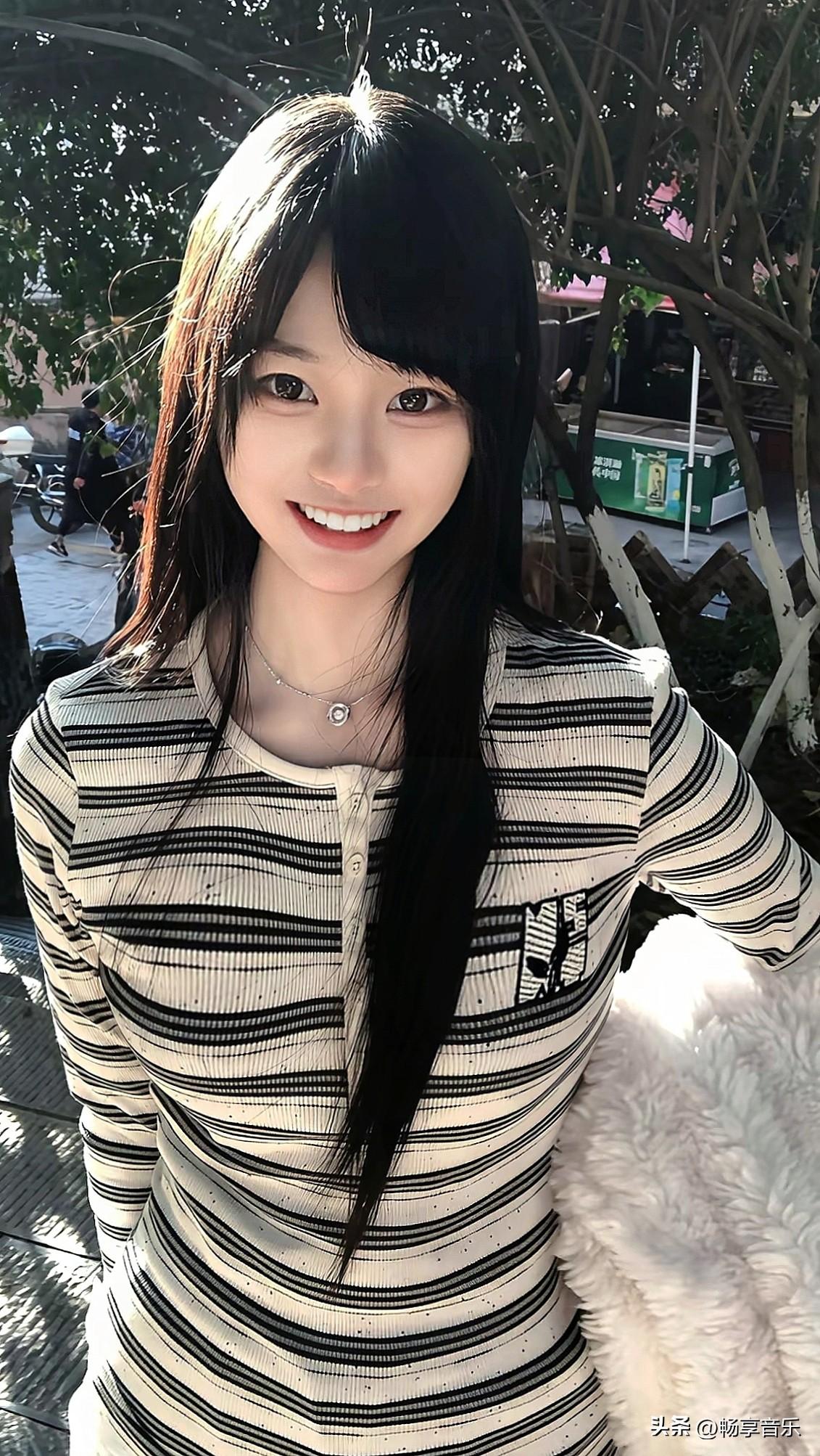 阳光下的少女笑靥明媚，温柔得恰似春日暖阳，治愈所有时光。分享随手拍的美照绝美随手