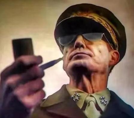 1962年，年过八旬的麦克阿瑟突然听到 一个让人震惊的消息，印度跟中国开战了，得