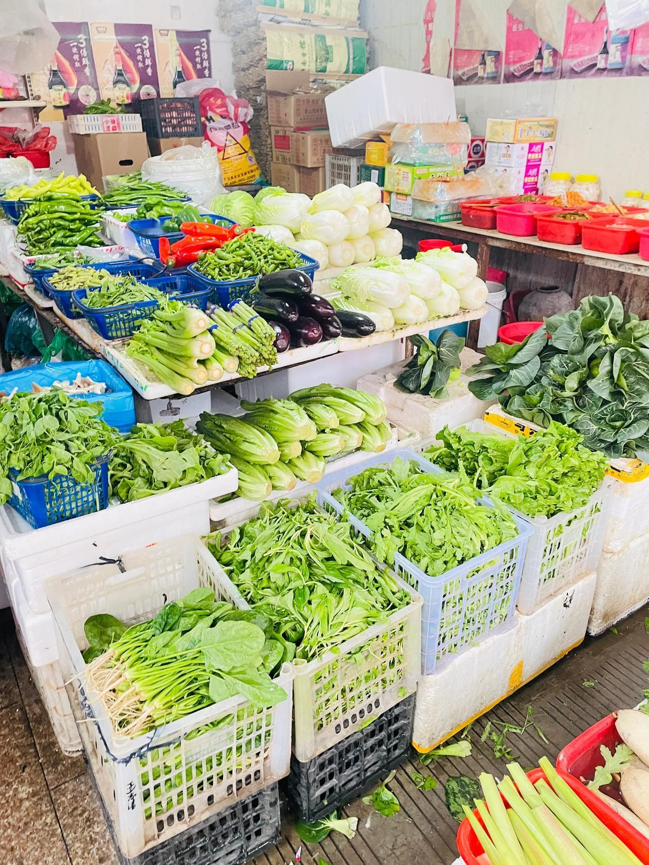 这里的菜品真的超新鲜！无论是绿油油的蔬菜，还是红彤彤的水果，都散发着自然的香气，