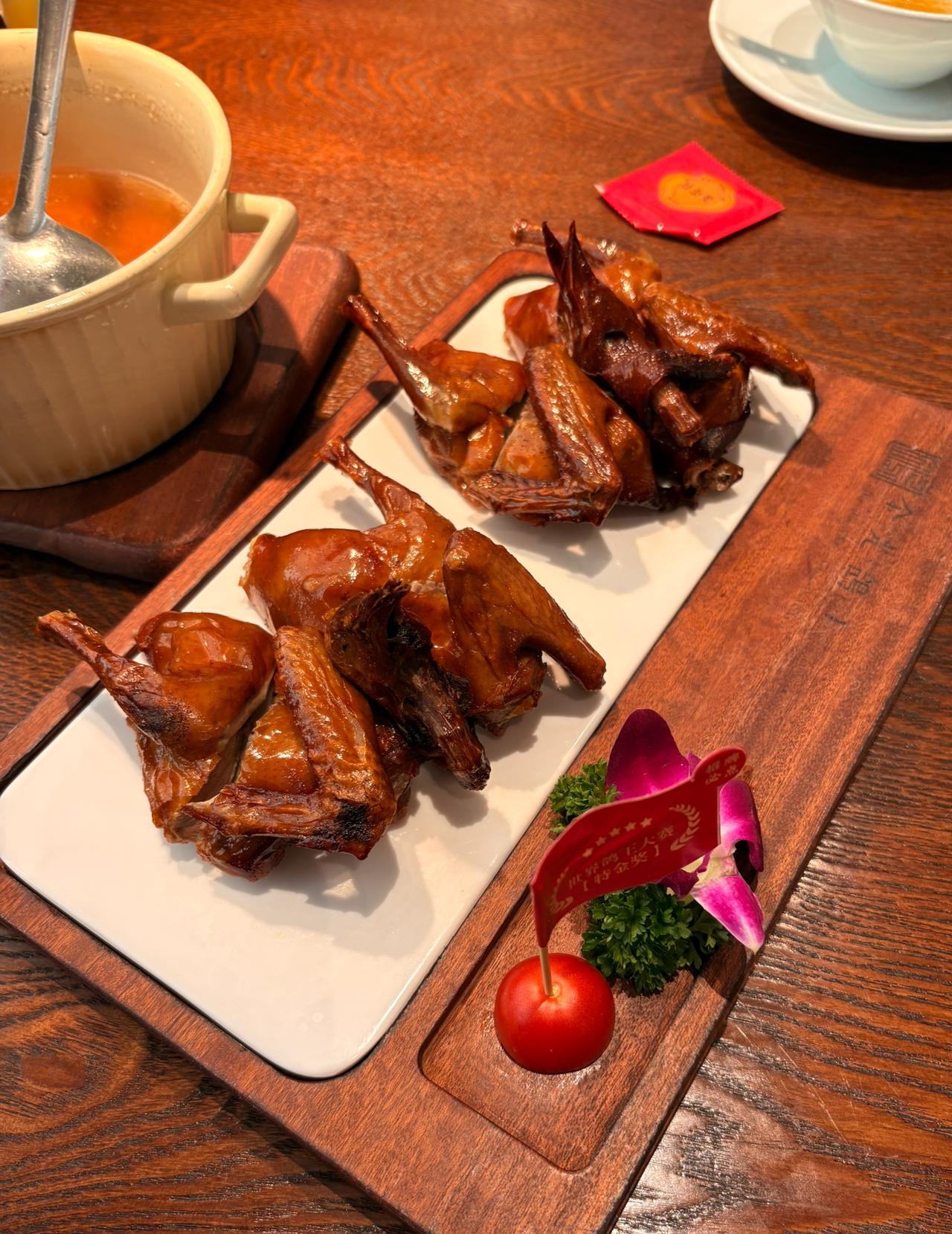 今天来中山吃鸽子，
很多朋友都推荐我来说中山的鸽子很有名，
特别是乳鸽。

今天