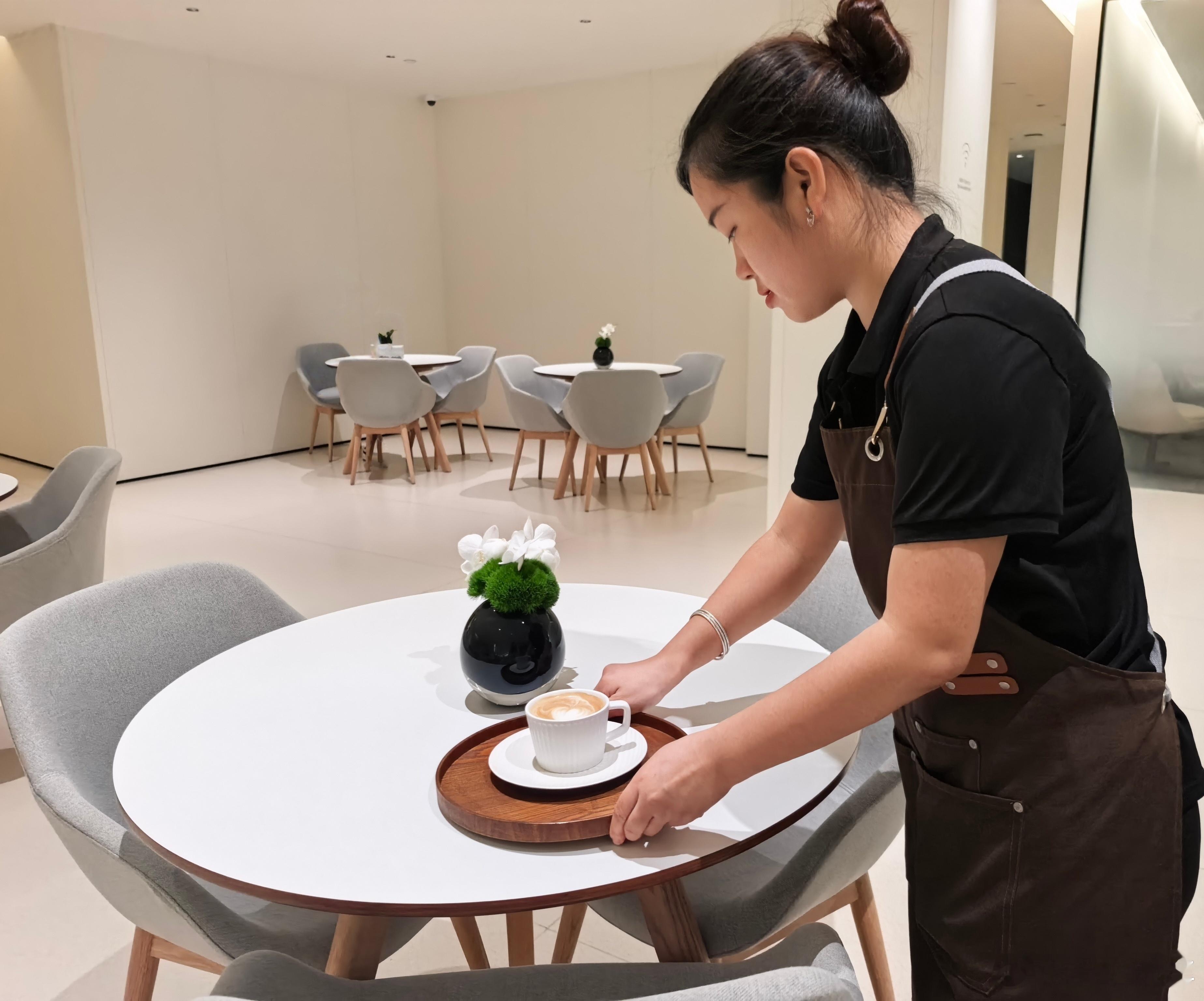 鸿蒙智行 店里服务真好，不仅准备精致的托盘，还给我放到位置上，卡布奇诺是暖的，我