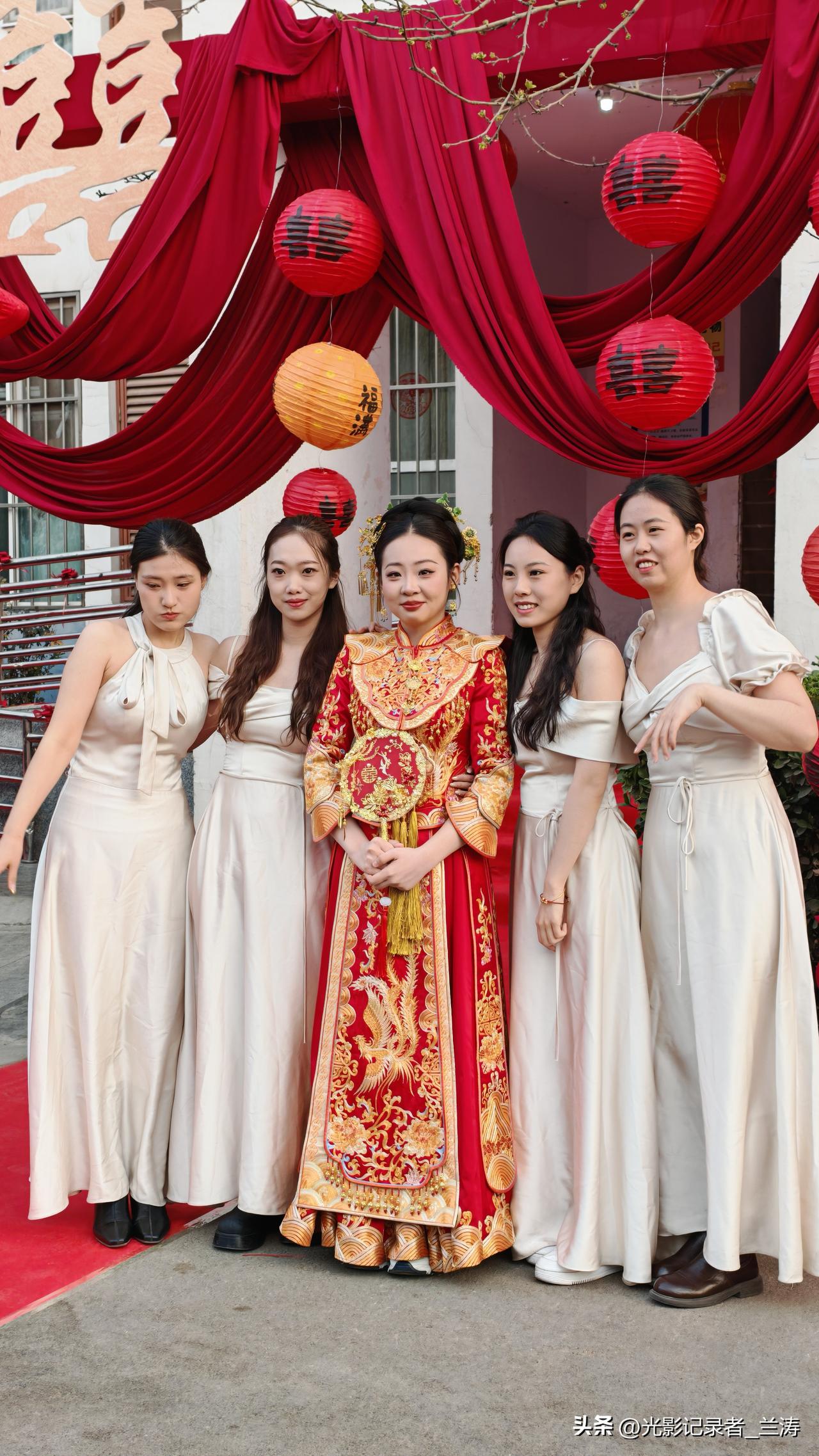 新娘真漂亮，伴娘也漂亮，到底谁更漂亮呢？
新娘身姿袅袅，一袭红色嫁衣似火般明艳，