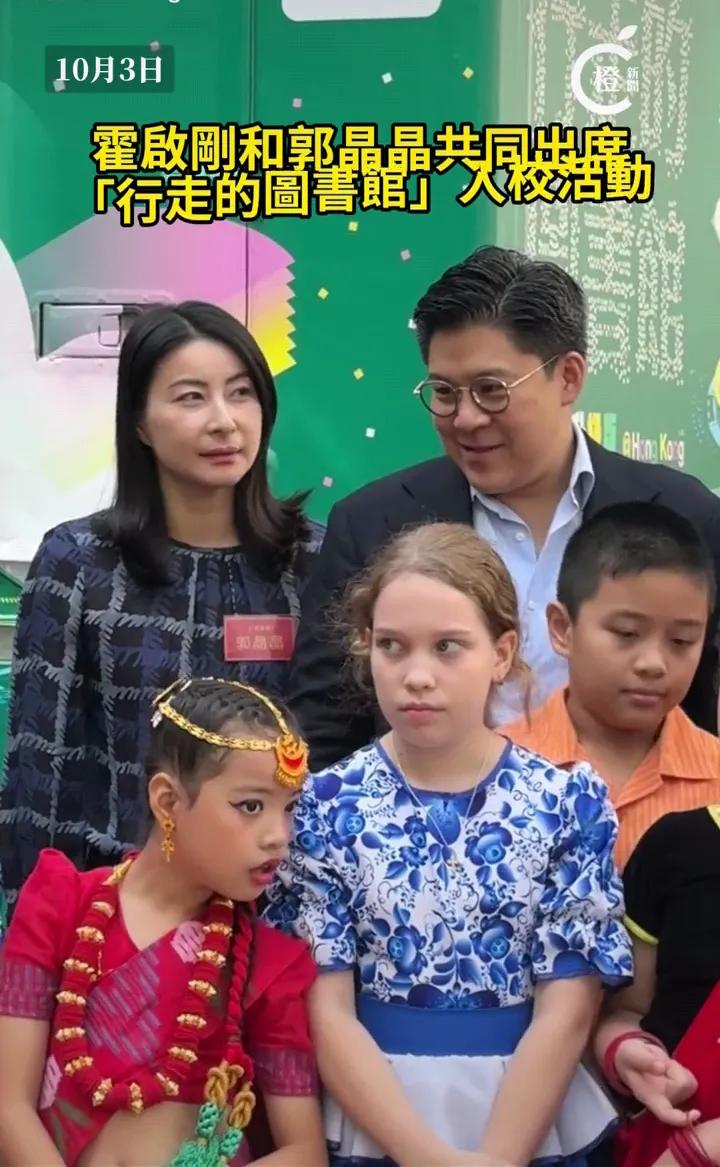 霍启刚堂堂香港立法委员，霍英东集团副总裁！怎么和老婆郭晶晶合照看起来怎么这么呆萌