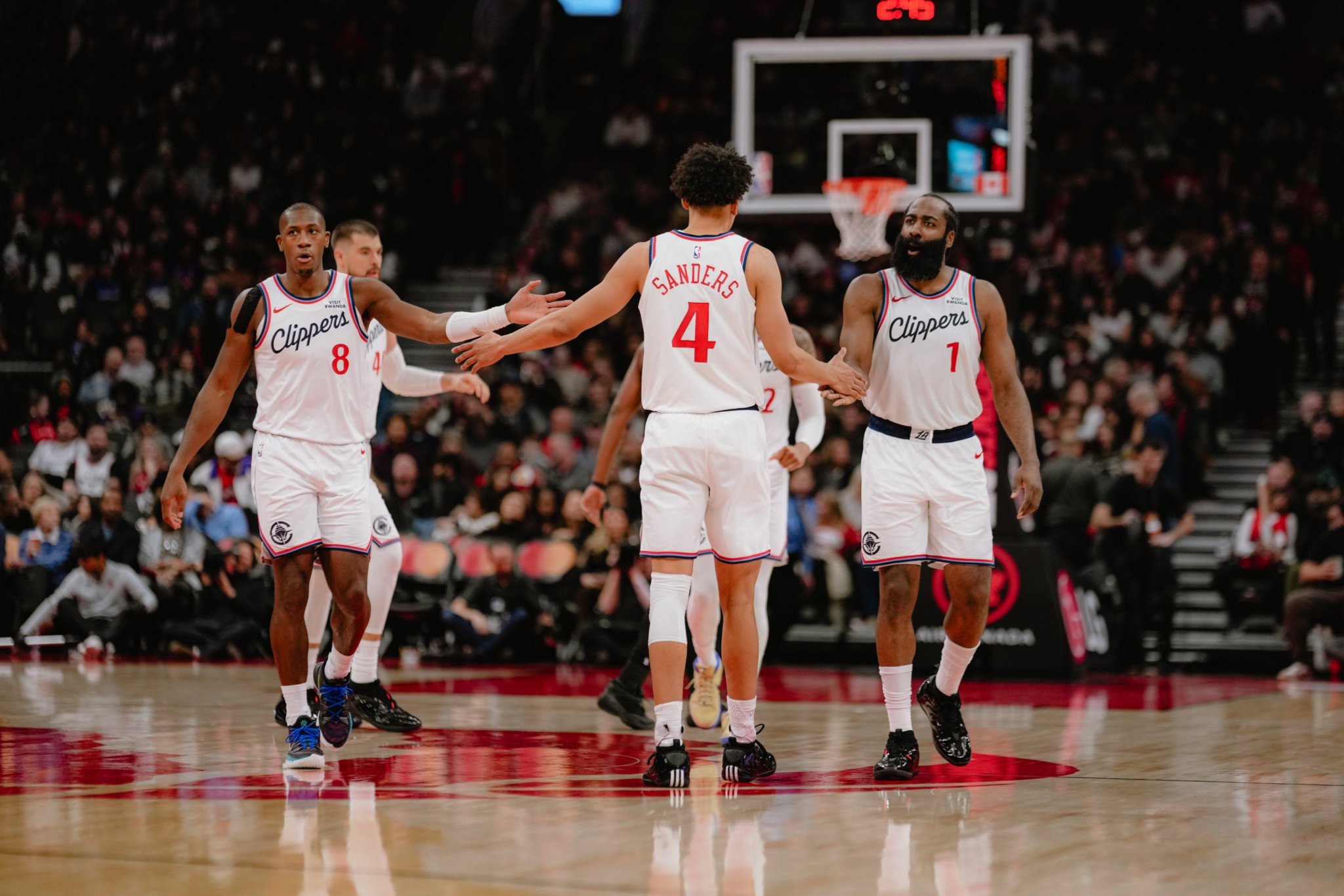 快船客场加时战胜猛龙升到西部第十。在赛季开局6胜21负后取得12胜2负的战绩。（