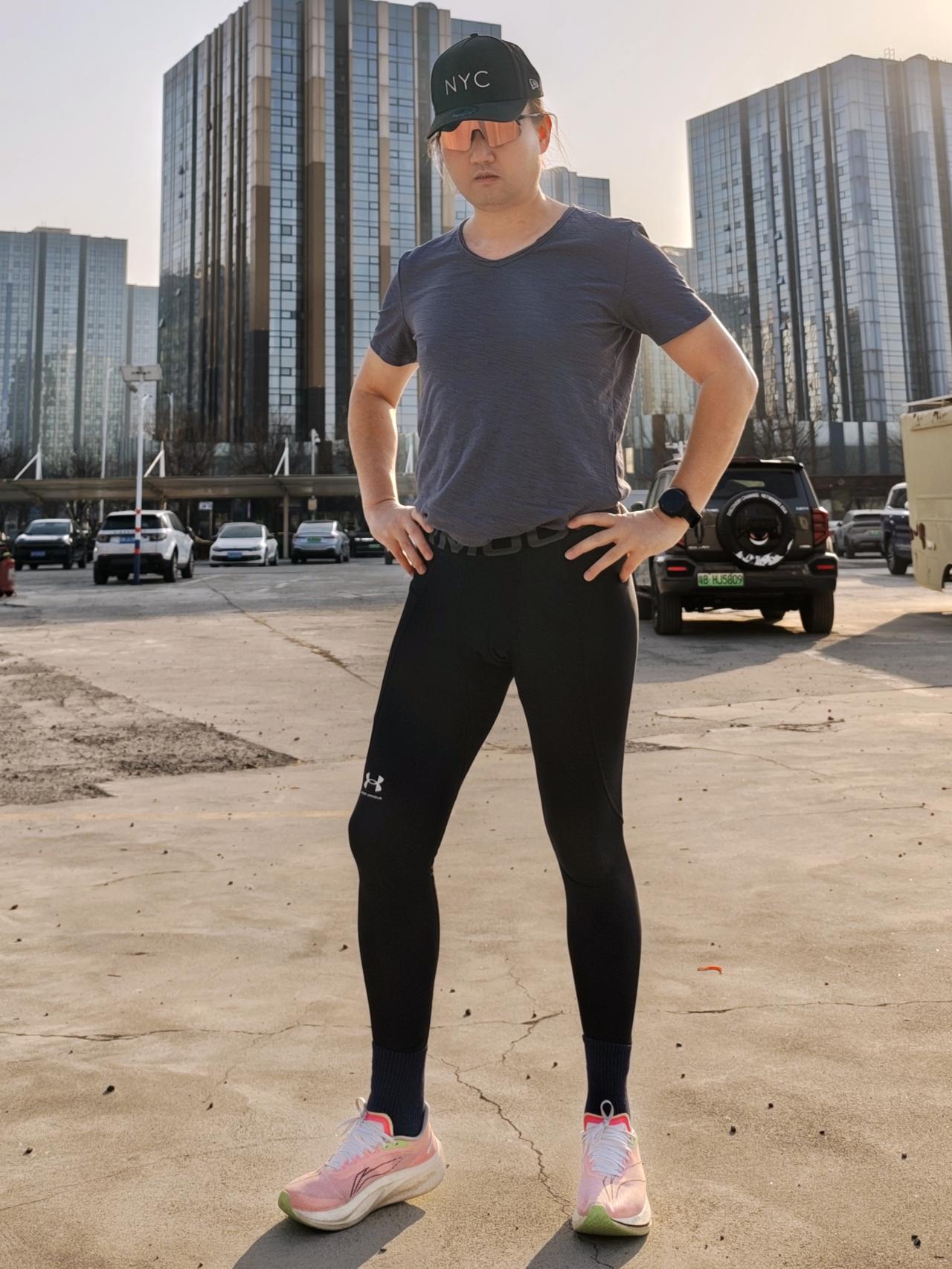 今天天气不错，气温合适，
可以穿短袖出去跑步，
简单在周边跑4km。

跑步装备