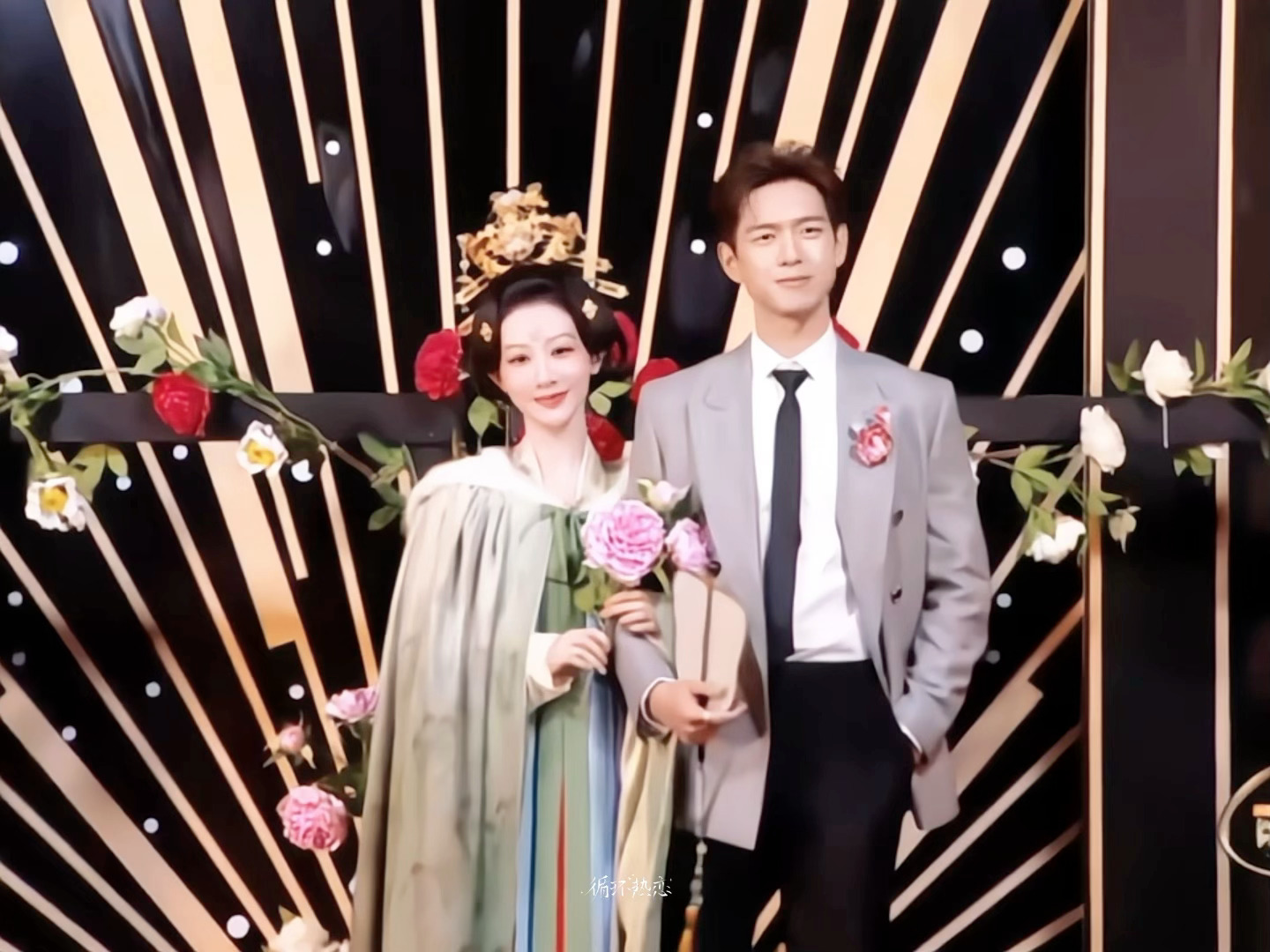 喜欢死咯！！都来看国色芳华好吗好的！[抓狂] 