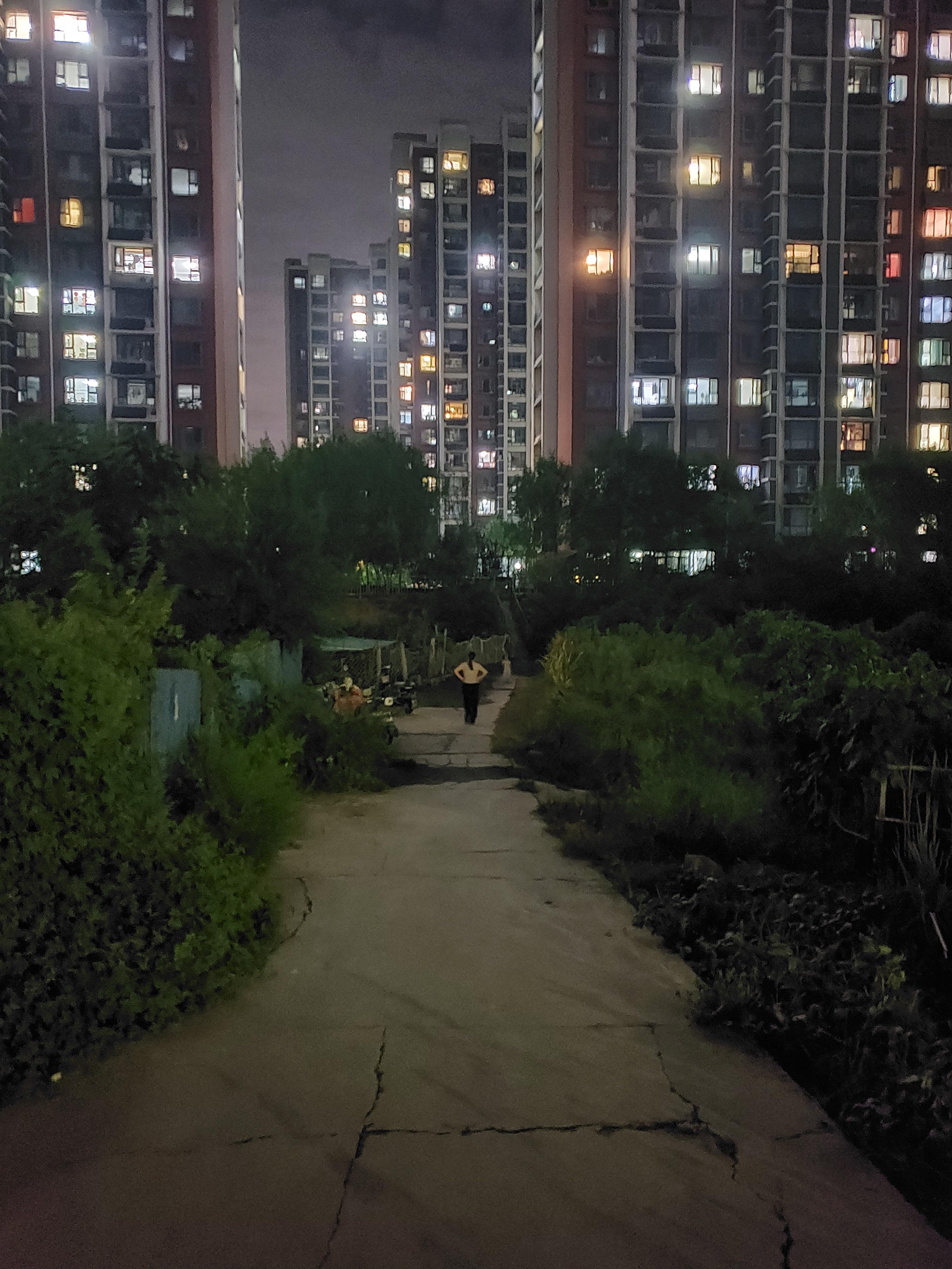 三星手机的夜间拍照是真的强，肉眼看到前面一片漆黑，拍出来居然这么亮[允悲] ​​