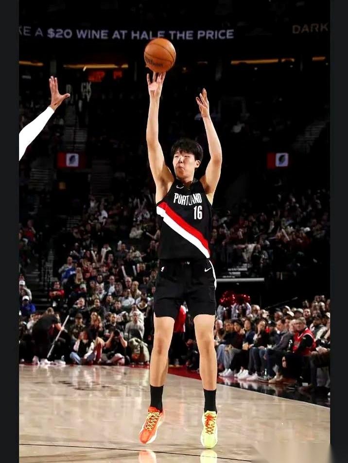 三分命中率13.6%。
我没开玩笑，二十二次出手，进了仨。
这数字，说真的，闭着