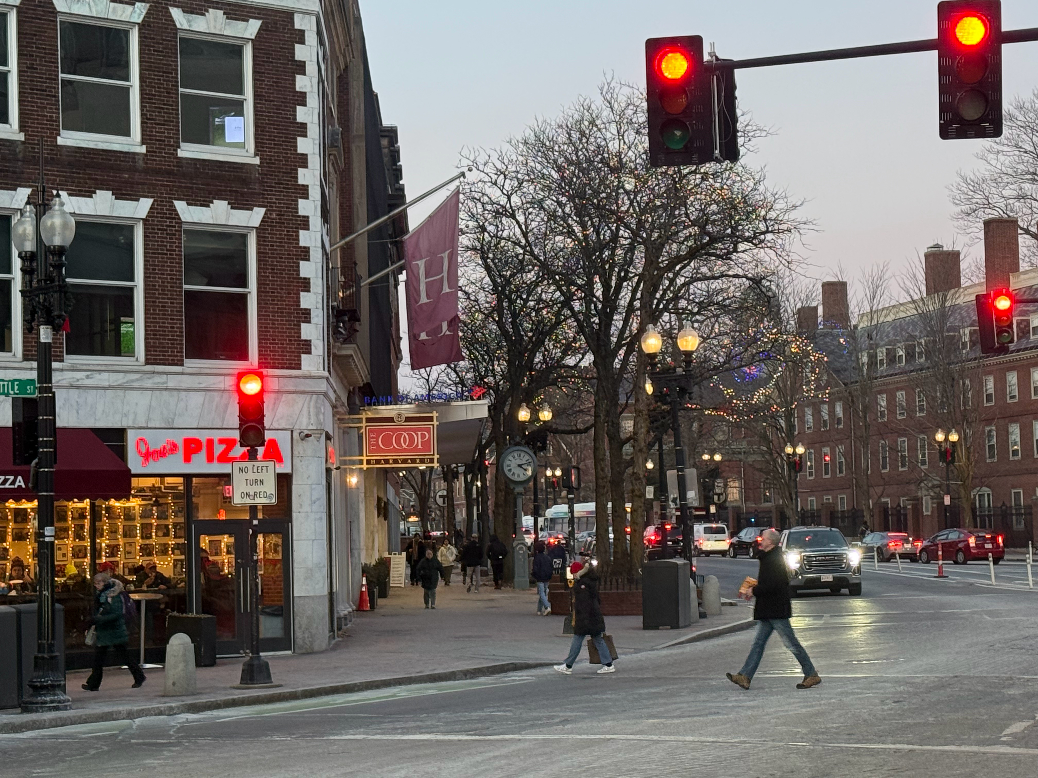 下午4点17分的哈佛广场。以前我住在Somerville的时候，每天下班回家都路