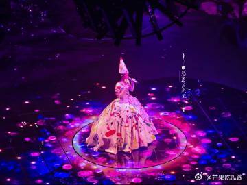 单依纯美味小蛋糕看成都演唱会舞台瞬间心动，造型如同精致小蛋糕，童趣可爱，单依纯用