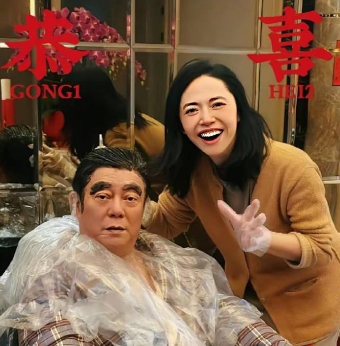 论搞亲爹，还得是姚晨啊
她给给她爸染头发，连眉毛都不放过，整的跟如来佛祖似得，可
