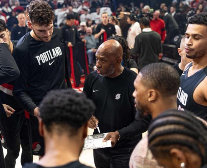 比卢普斯：小杨，因涉非法赌博的事，我是完犊子了，你以后就跟新主帅好好练球，希望能