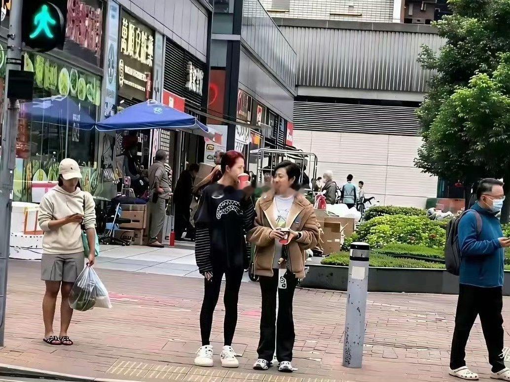 很好奇，香港的路人都不追星吗？竟然没人要签名…… 