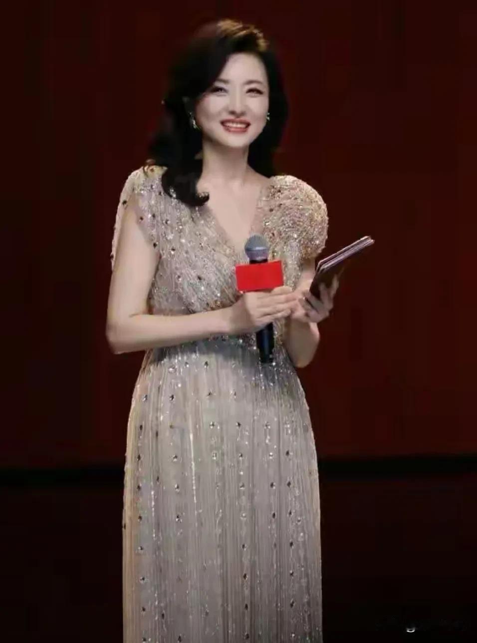 57岁的周涛一开口，我的童年记忆就复活了！

前几天一个活动上，她一句“大家过年