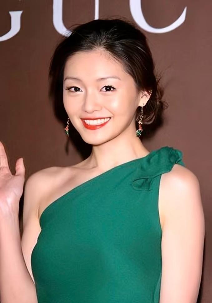 她身体状态也很迷，按理说，她虽然生孩子伤了身体，但是有钱多少还能修复的，而且现在