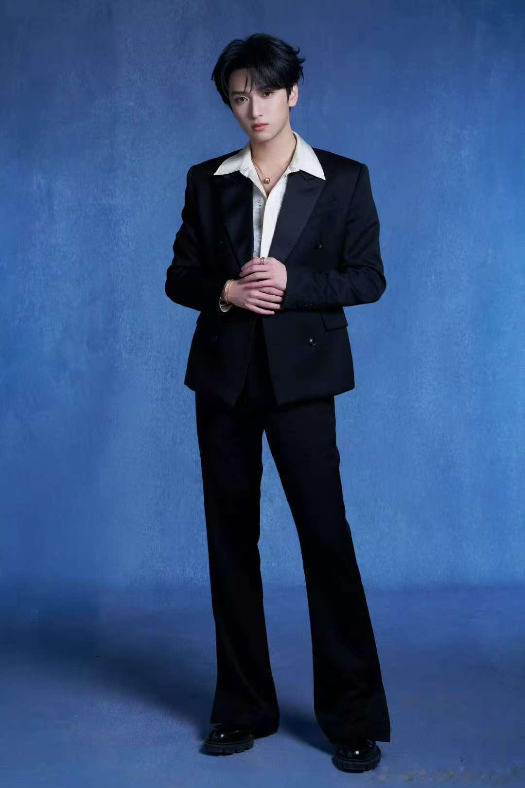 严浩翔今天晚安严浩翔晚安四宫格严浩翔晚安四宫格，又帅又可爱！ 