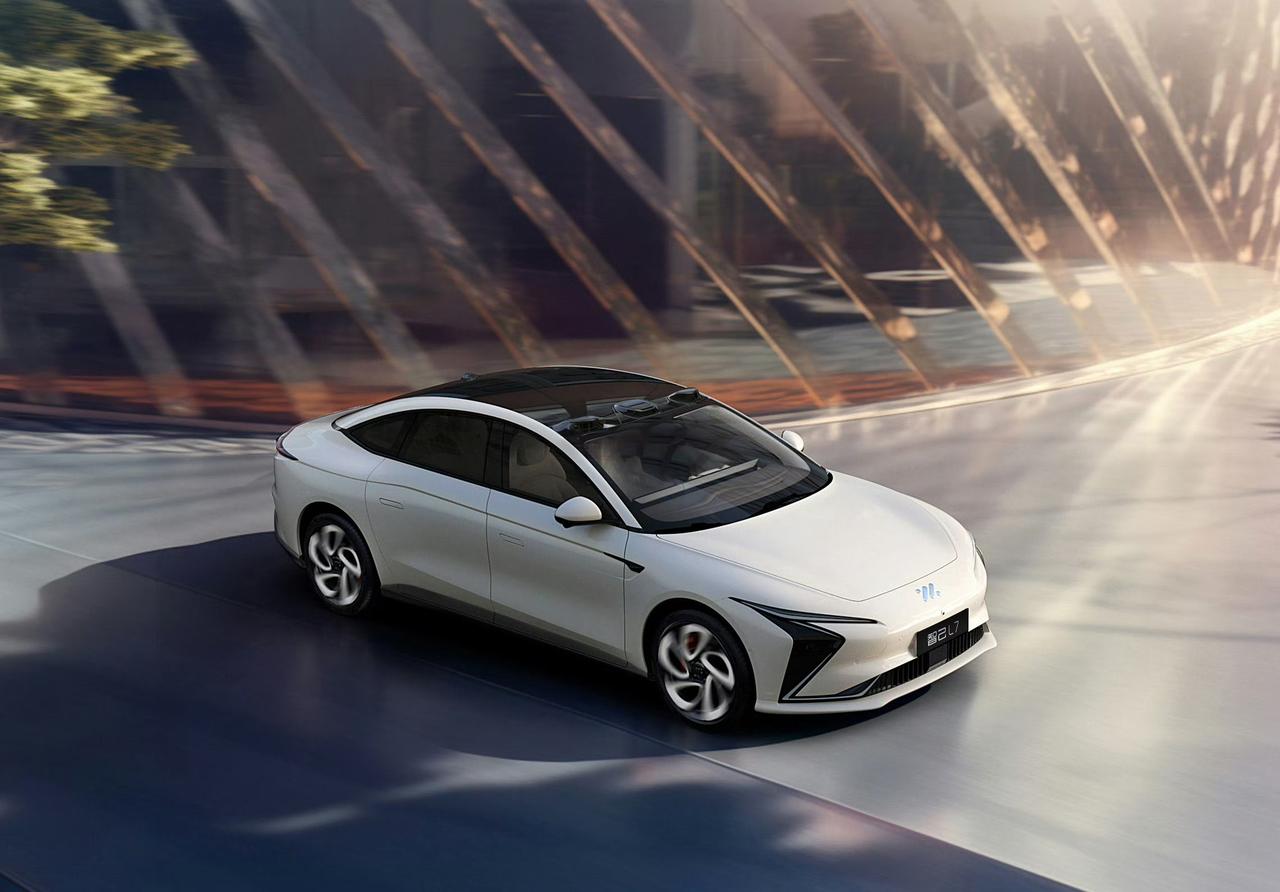 最赚钱的车企：

第一名：比亚迪——年盈利300亿元；
第二名：上汽集团——年盈