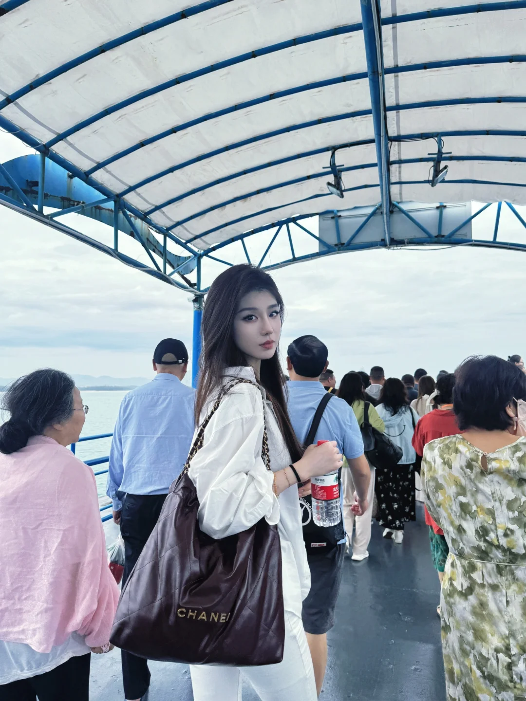172女生在人群里