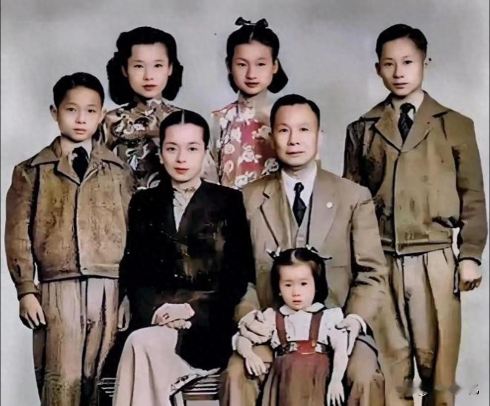 刘纪文昔日一张全家福老照片拍摄于1948年，他的妻子长得貌若天仙，有传言他是宋美