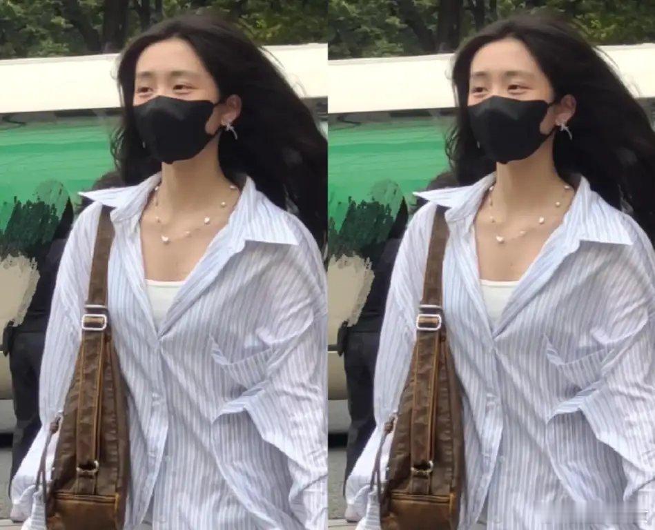 #偶遇黄多多逛街#黄磊女儿逛街被偶遇，18岁黄多多穿长靴好时尚，筷子腿特别优越，
