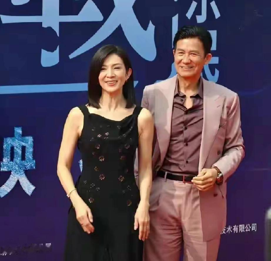 神仙同框！《寒战1994》首映炸场，周润发全程护妻太苏了
 
    《寒战19