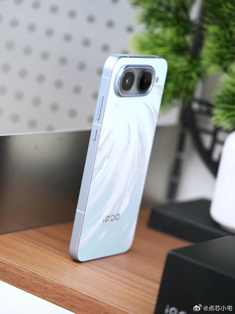 iQOO Neo11 至尊版这次换了全新的摄像头模组了，现在风评两边倒啊，喜欢的
