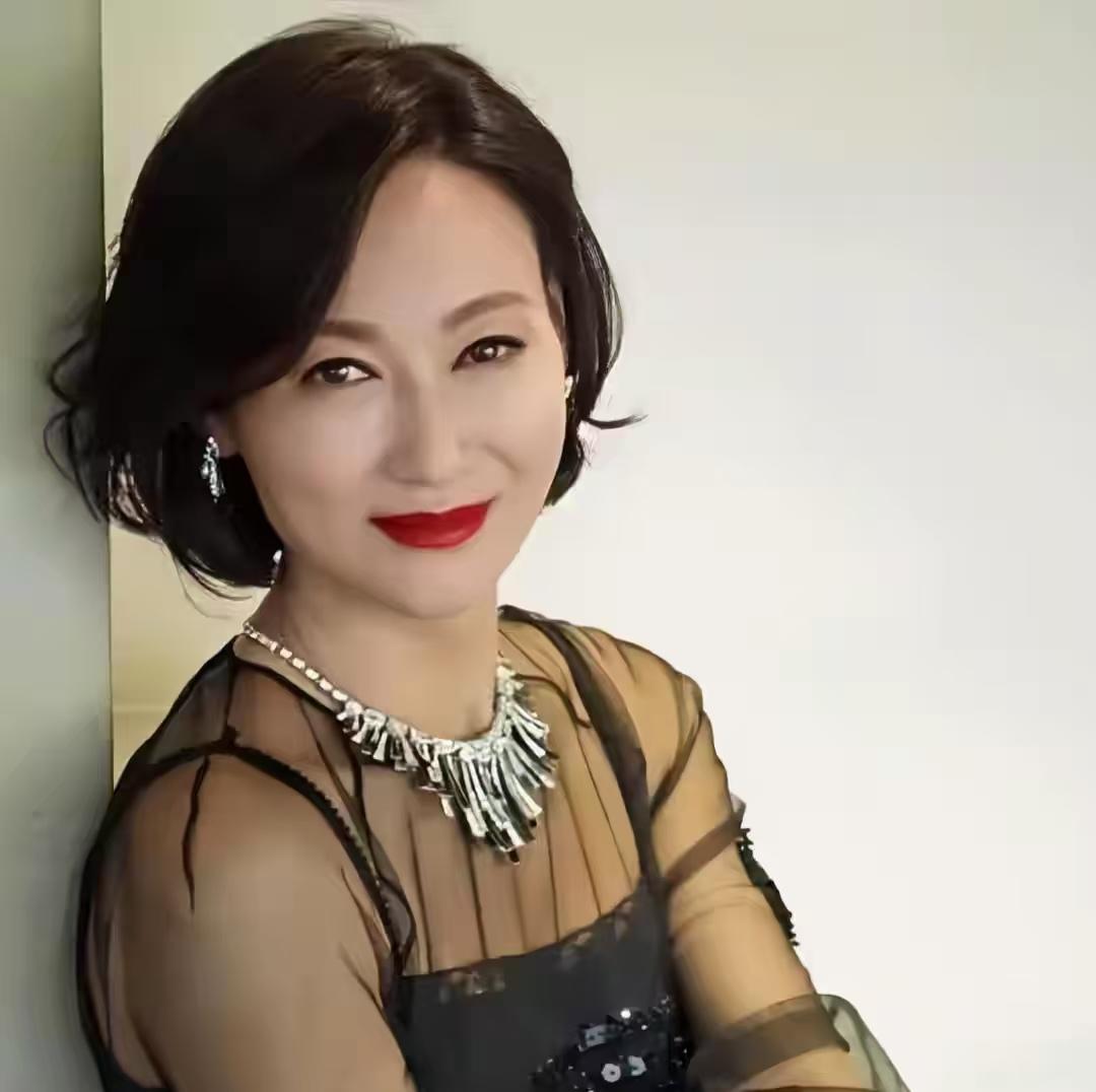 惠英红，一个眼神让全网喊“妈咪”！

3月6日，惠英红：叫声妈咪保你在香港风生水