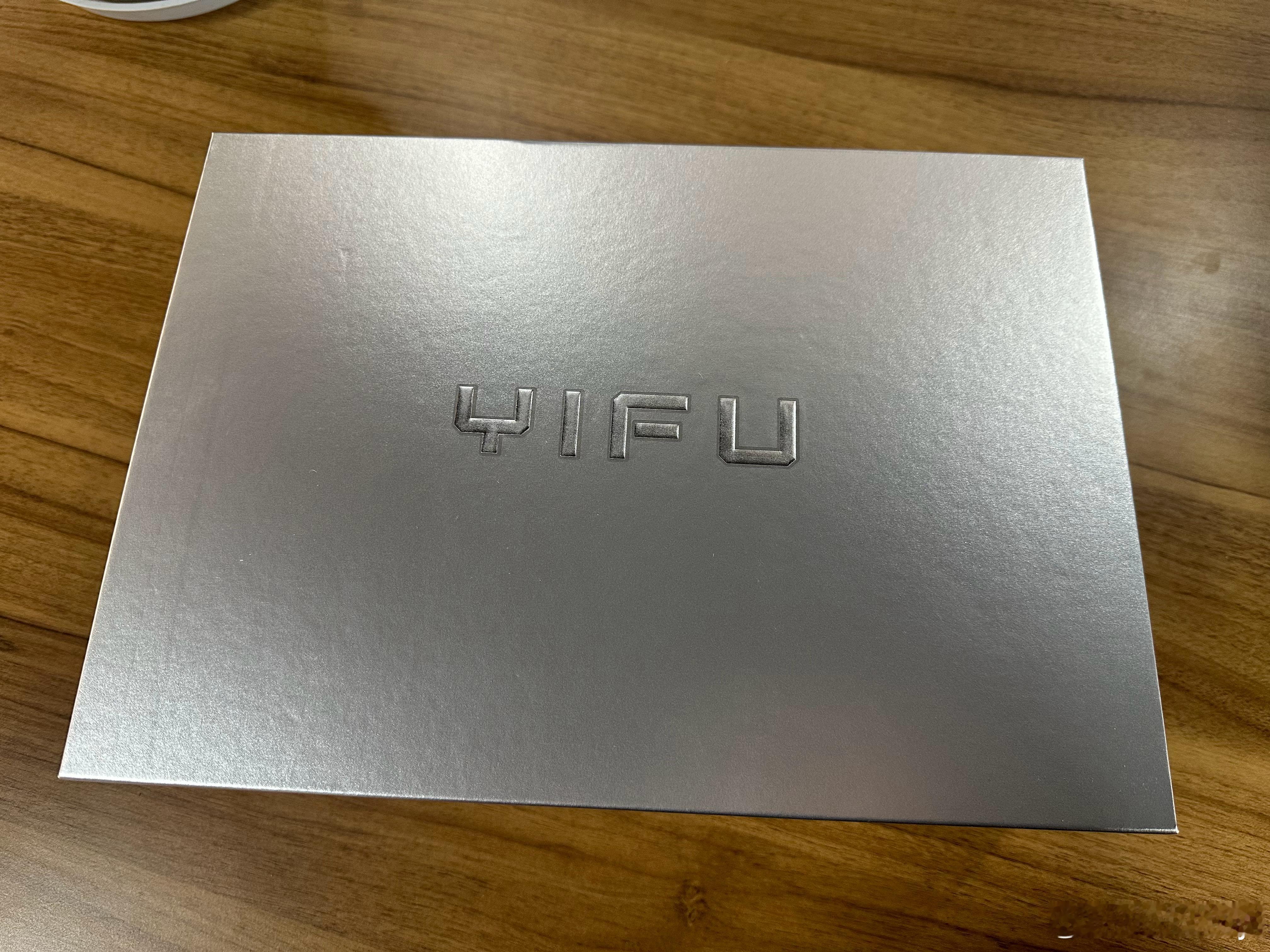 黄景瑜[超话]   逸夫礼盒💝到啦盒子我都舍不得扔上面有咱哥的名字🔥 黄景瑜