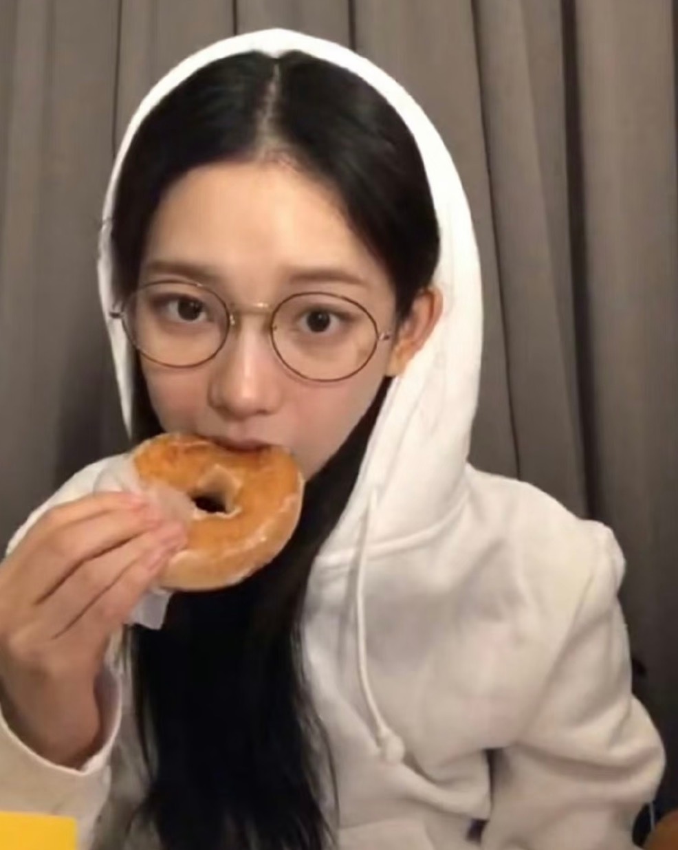 面对麻木生活但依旧爱吃甜甜圈的我： ​​​