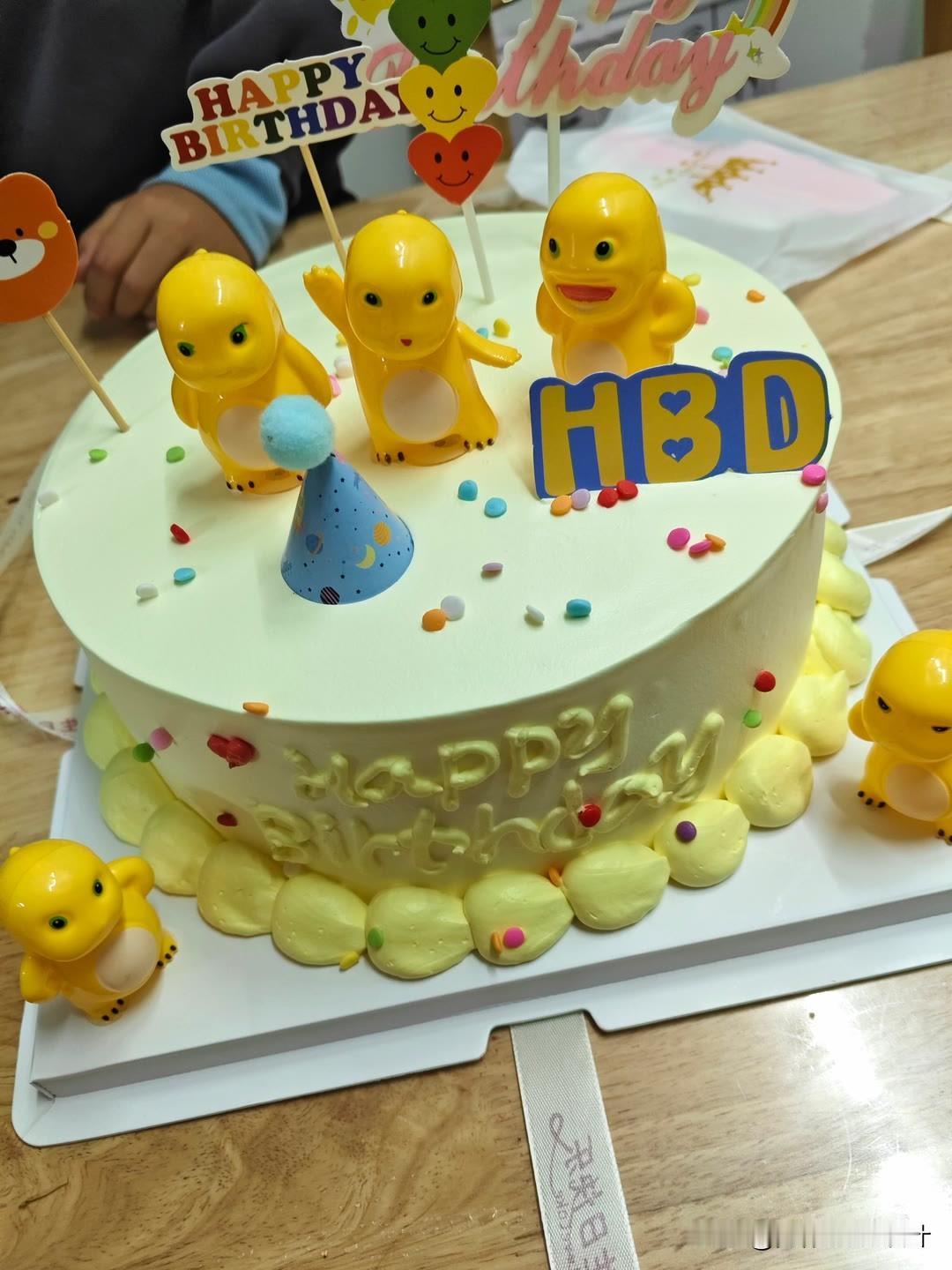 今天外甥过生日，家里热热闹闹的，大家都围着小朋友转，忙着陪他玩、准备生日蛋糕和饭