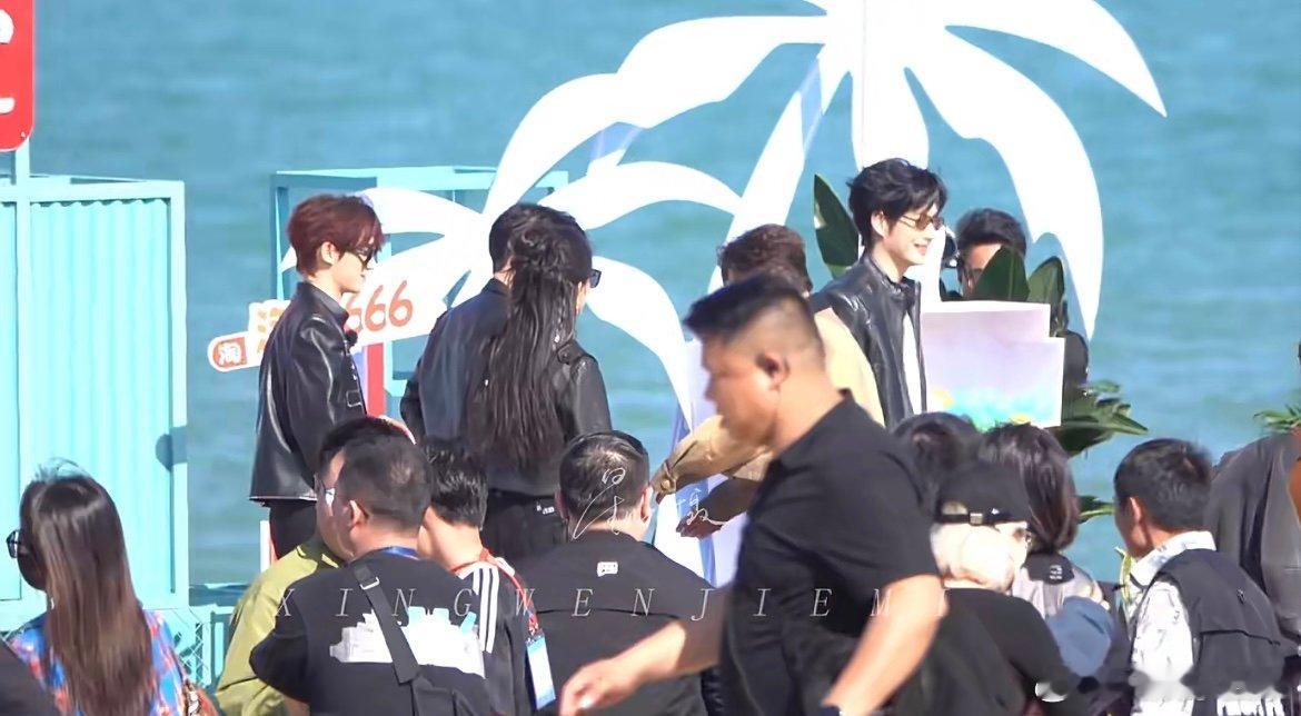 何炅问檀健次孟子义丁程鑫内搭穿了啥你好星期六 海口团建路透的搞笑瞬间被捕捉！何老