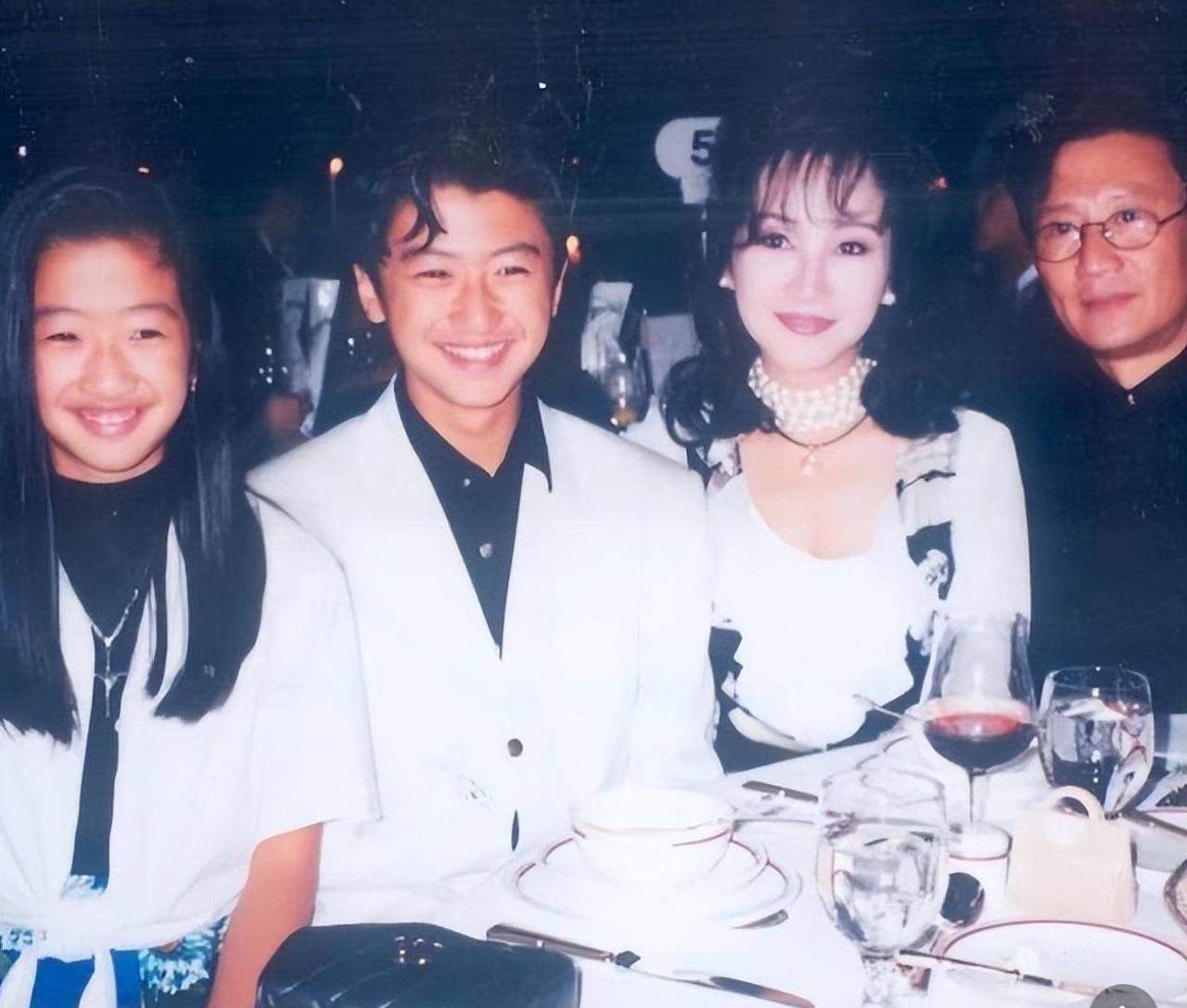 这张照片才意识到谢霆锋与谢婷婷兄妹俩长得如此相像。

当年两人才只有十几岁，坐在