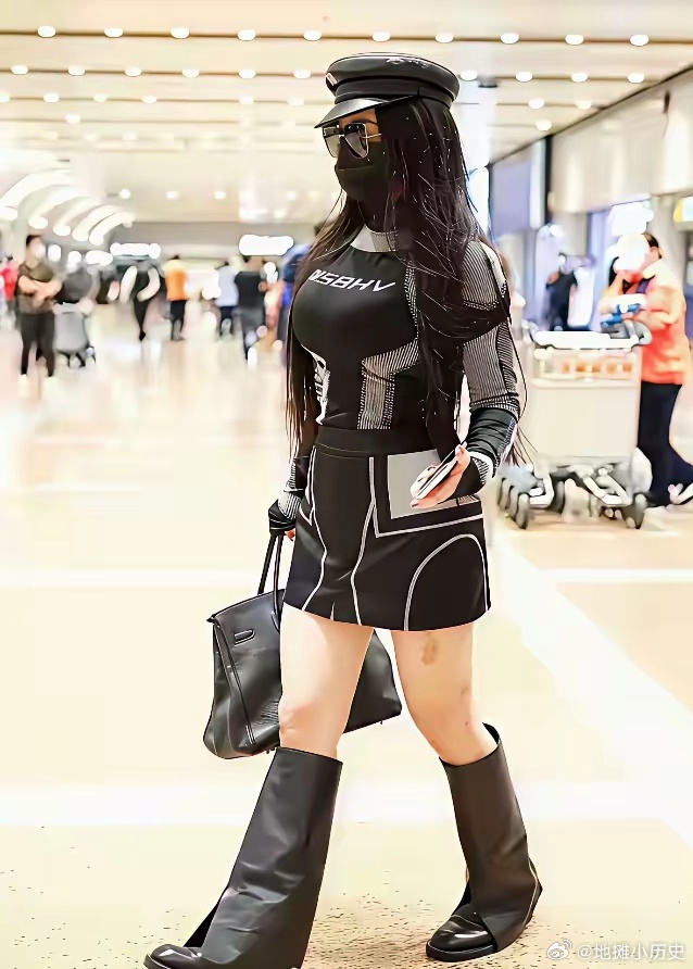 冉莹颖让邹市明乖点别作“乖点别作”是冉长期掌控关系节奏的体现，温柔中带着管束，很